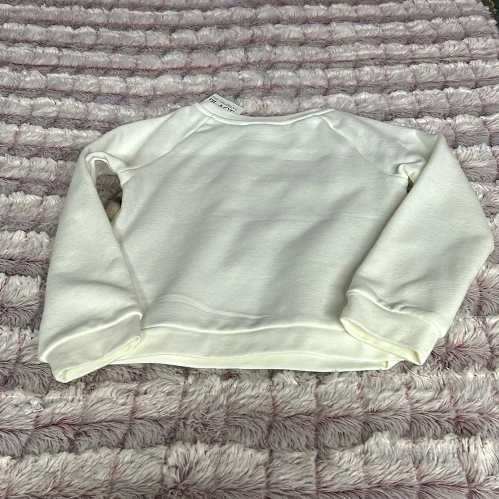 The children place pullover size 4T